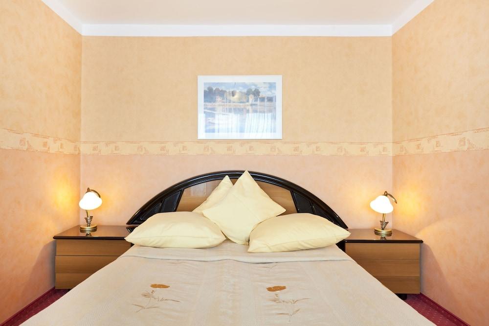 Ikar Hotel 3*